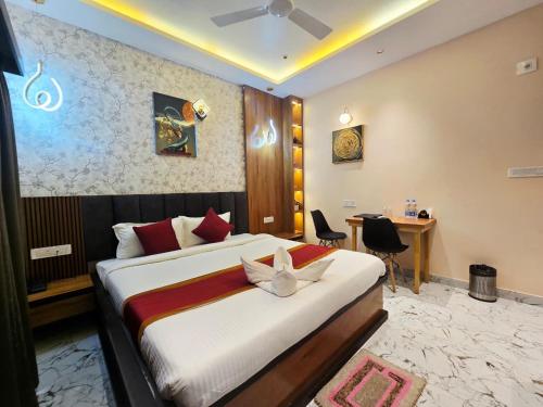 a bedroom with a large bed with a desk and a desk at Motel Oracle in Debra