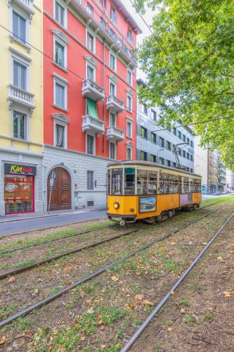 2 min to Tram and Bus - 5min to MXP Shuttle - Air Conditioning - Balcony