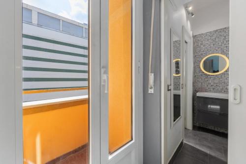 2 min to Tram and Bus - 5min to MXP Shuttle - Air Conditioning - Balcony