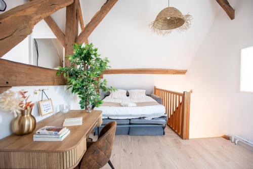 a bedroom with a bed and a desk with a desk sidx sidx sidx at Casa Dina - in Chalon-sur-Saône