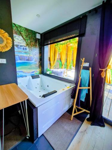 Kolam renang di atau dekat dengan Glamour tinyhouse