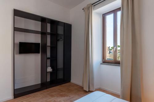 JOIVY Stylish 2-Bedroom Accommodations near the Colosseum