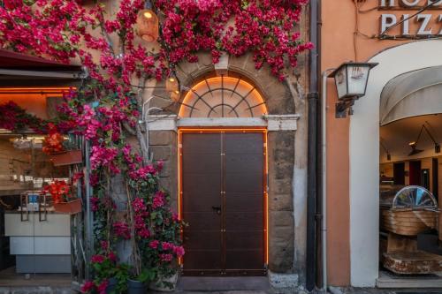 JOIVY Stylish 2-Bedroom Accommodations near the Colosseum