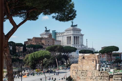 JOIVY Stylish 2-Bedroom Accommodations near the Colosseum