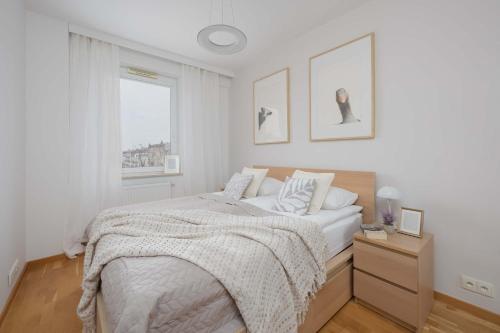 Modern Apartment with Parking & Balcony Near the Underground Station by Noclegi Renters