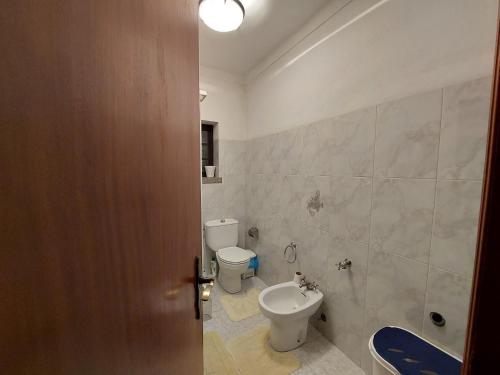 a bathroom with a toilet and a bidet at Aurélio & Zezinha House in Penamacor