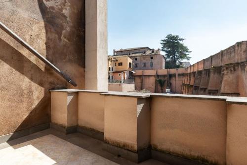 JOIVY Large 6-Bed Stay with Terrace near the Colosseum