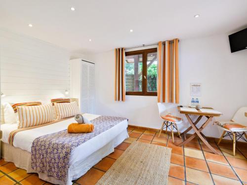 a bedroom with a bed and a desk in it at chambres d'hôtes villa OZ in Bidart