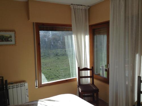 ベトレンにあるTuca d'Aranのベッドルーム1室(ベッド1台、窓、椅子付)