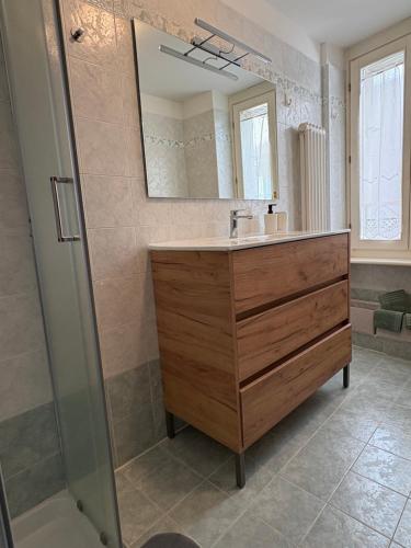 a bathroom with a sink and a mirror at Casa Polly in Rovereto