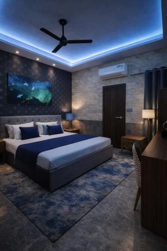 a bedroom with a large bed and a ceiling fan at HoTEL METRoVIEW in Bahādurgarh