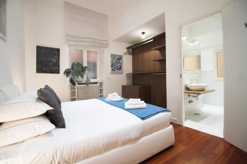Spanish Steps Art Apartment