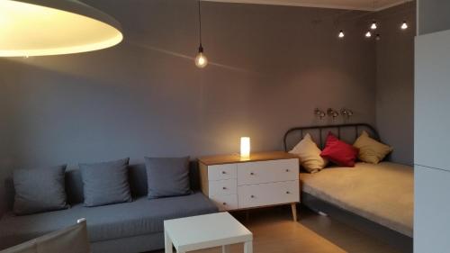 un soggiorno con divano, cuscini e tavolo di Apartament Bryza a Sopot