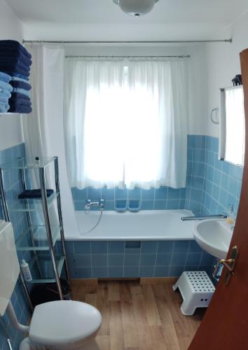 a bathroom with a tub and a toilet and a sink at Ferienwohnung Am Hohen Berge in Lauenburg