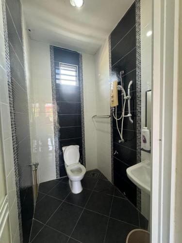 a bathroom with a toilet and a sink at De Chempedak Homestay in Kampong Jarak