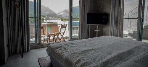 a bedroom with a bed and a view of a balcony at Tomoya in Chenggong