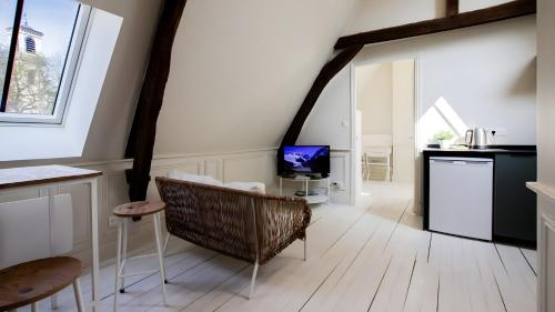 un soggiorno con un tavolo e una TV in una stanza di T2 de la préfecture ad Arras