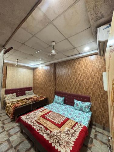 a room with two beds in a room at Naimisharanya Ganpati dham in Naimishāranya