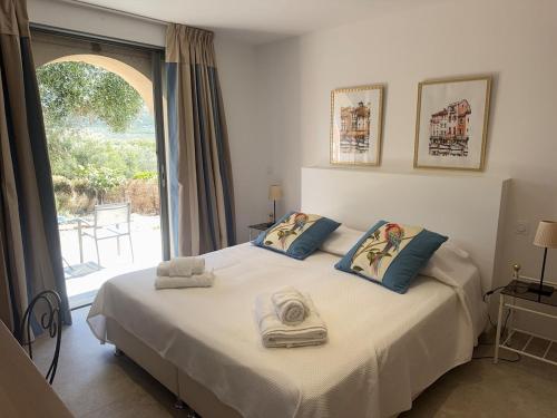 a bedroom with a bed with towels on it at Villa MARINE in Ersa