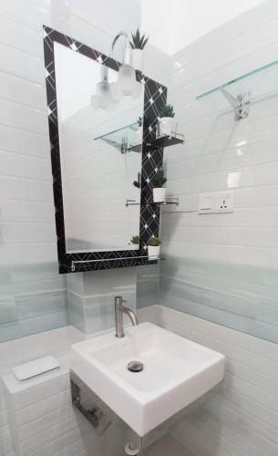 a bathroom with a sink and a mirror at Retraite soleil sérénité in Pamunugama