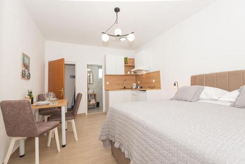 Studio Apartments Lovrić