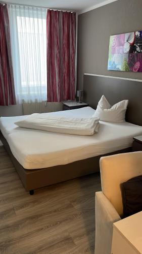 a bedroom with a large bed in a room at Pension Belo Sono München in Munich