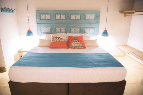 a bedroom with a large bed with two pillows at Hotel Boutique Venturi in Barichara