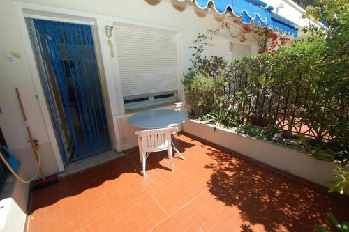 42OB - Beau studio avec immense terrasse et garage privé