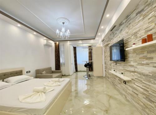 a bedroom with a bed and a tv on a wall at Mamaia-NordCom Apartamente Exclusiviste S Resort 1 CBN la plaja Azimuth in Mamaia Sat/Năvodari