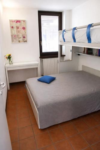 a bedroom with a bunk bed with a blue pillow at Ca' del Maharajà in Gargallo