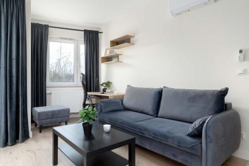 Spacious Apartment with Parking and Air Conditioning by Noclegi Renters