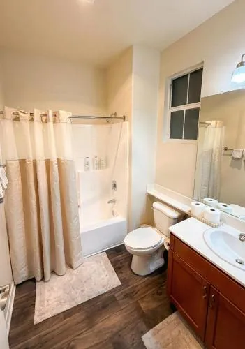 Luxury 1BR & 2BR Near Venice Beach MDR Retreat with Pool & Spa photo 9