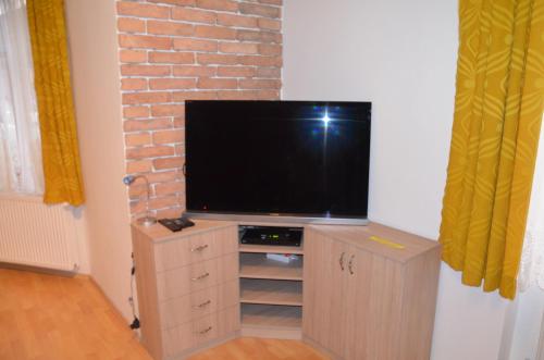 Una televisión o centro de entretenimiento en Haus Elena am Semmering