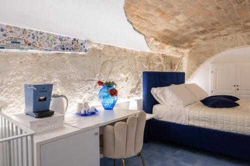 a bedroom with a bed and a desk with a computer at Tropea Belle Époque in Tropea