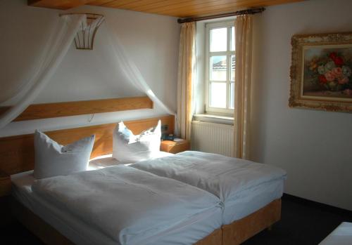Giường trong phòng chung tại Hotel Bayerischer Hof