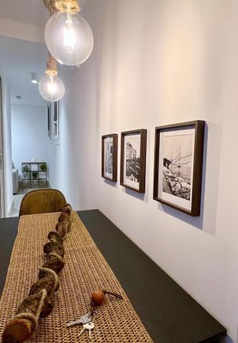 a room with a table with pictures on the wall at Casa PIVA 781 in Chioggia