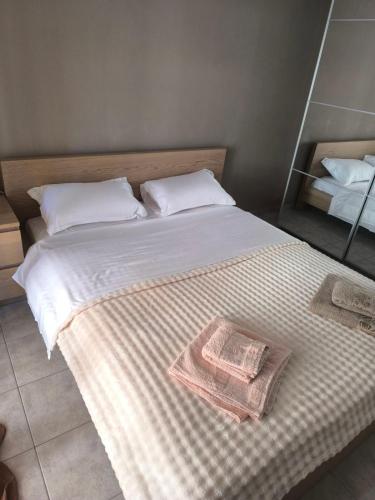 PEREA Luxury aprt with balcony and Free Save Parking with Remote Control
