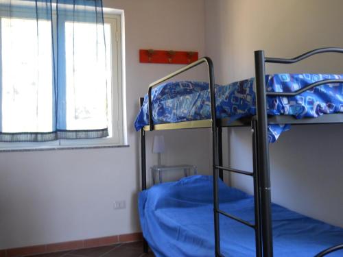 Apartments in Gioiosa Marea/Sizilien 23300 tesisinde bir odada yatak veya yataklar