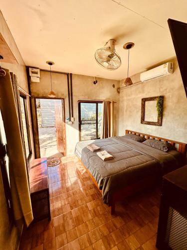 a bedroom with a bed in a room at Tchin tchin Guesthouse in Ko Chang