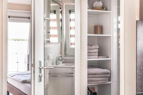 a bathroom with a sink and a mirror at Floatinghouse Möwenblick - LP1 in Vetschau