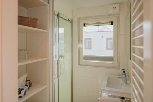 a bathroom with a shower and a sink at Floatinghouse Seelenbaumler - LP13 in Vetschau