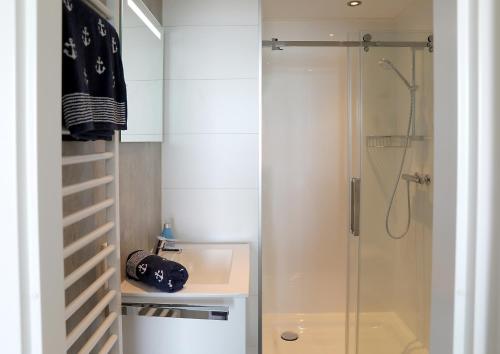 a bathroom with a shower and a sink at Floatinghouse Ankerplatz in Ribnitz-Damgarten