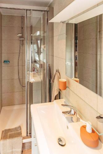a bathroom with a sink and a shower at Floatinghouse Achat in Zehdenick