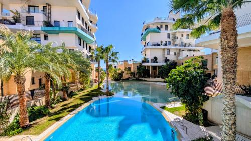 an overhead view of a swimming pool with palm trees and buildings at ALLONBAY dream apartment in Villajoyosa