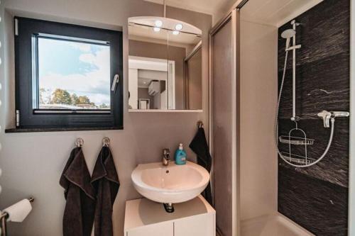 a bathroom with a sink and a shower at Floatinghouse Enola in Fürstenberg