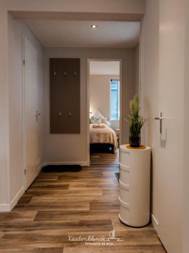 a hallway with a room with a bed and a plant at Floatinghouse Boddenperle in Ribnitz-Damgarten