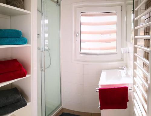 a white bathroom with a sink and a window at Floatinghouse Schatzinsel in Klitten