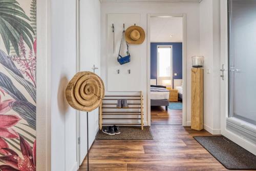 a hallway with a hat and a room with a bedroom at Floatinghouse Große Freiheit in Ribnitz-Damgarten