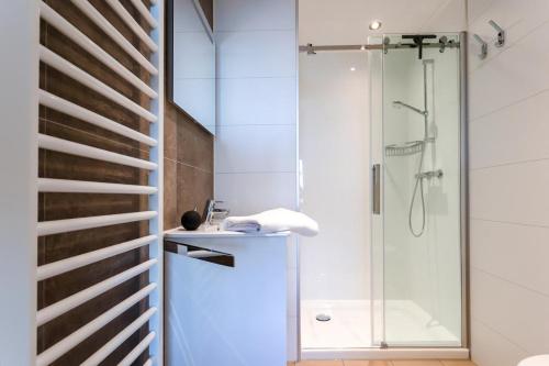 a bathroom with a shower and a sink at Floatinghouse Meerkraft in Ribnitz-Damgarten