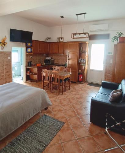 a room with a bed and a table and a kitchen at Bela Vista in Paradela